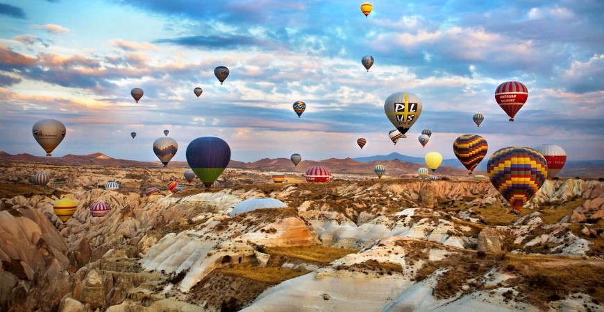 Evert traveler who comes to Turkey should ride a hot air balloon in Cappadocia. Because Cappadocia offers you to see the beautiful landscape from the top.